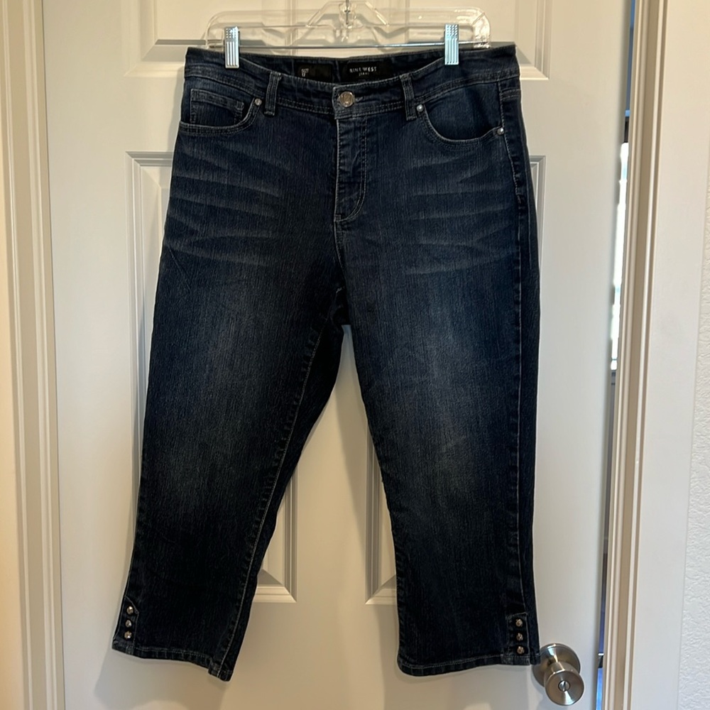 Nine West Jean Capri. With decorative back pocket.